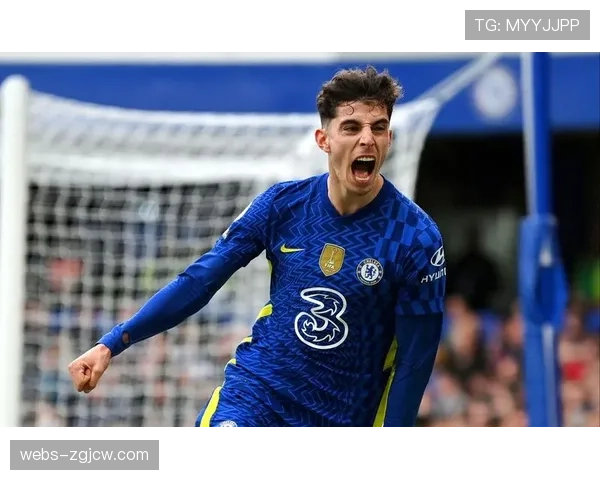 特写:终场前切尔西前锋哈弗茨回追至底线完成关键拦截