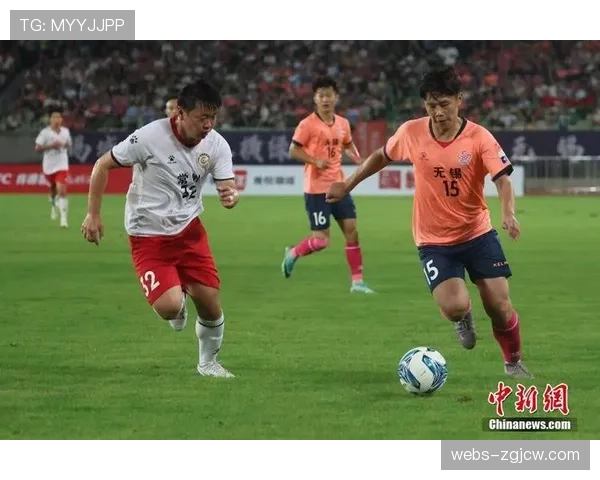 苏超热身赛看台互动：无锡球迷展示并肩筑梦Tifo，苏州球迷高呼感谢回应